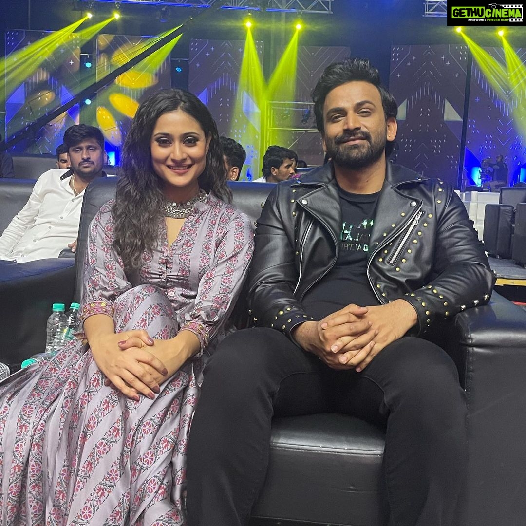 Amrutha Iyengar - 57.9K Likes - #badavrascal cinema nodidra? What’s your weekend plan?? Cinema istha aytha? Give us your reviews aaand if u haven’t watched it yet go watch it with your family and friends 😍♥️
Love
Sangeetha♥️
Styled by @memsahib_byshachinaheggar
MUA @ganesh_makeover
Hair @praveenpraveen3774