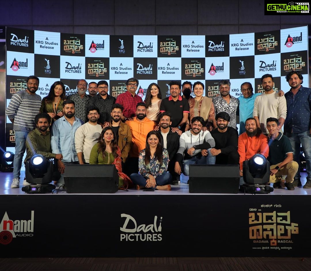 Amrutha Iyengar Instagram - Starshine at #BadavaRascal π£π₯π - π₯πππππ¦π ππ©ππ‘π§π« #BadavaRascalOnDec24th @Dhananjaya_ka @Dir_shankarguru @Vasuki_vaibhav_ @Preethaj @Dr.bhushana @Poornamysore @Muralishankark @Niranjan_2071 @Raju.rba @KRGstudios @Karthik_krg @Yogigraj @Daalipictures @KRG_connects @Aanandaaudio The Lalit Ashok Bangalore