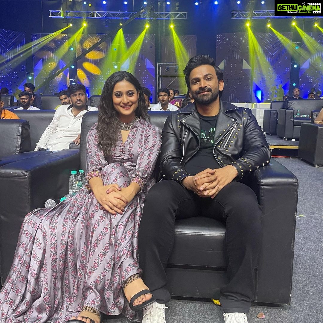 Amrutha Iyengar - 57.9K Likes - #badavrascal cinema nodidra? What’s your weekend plan?? Cinema istha aytha? Give us your reviews aaand if u haven’t watched it yet go watch it with your family and friends 😍♥️
Love
Sangeetha♥️
Styled by @memsahib_byshachinaheggar
MUA @ganesh_makeover
Hair @praveenpraveen3774