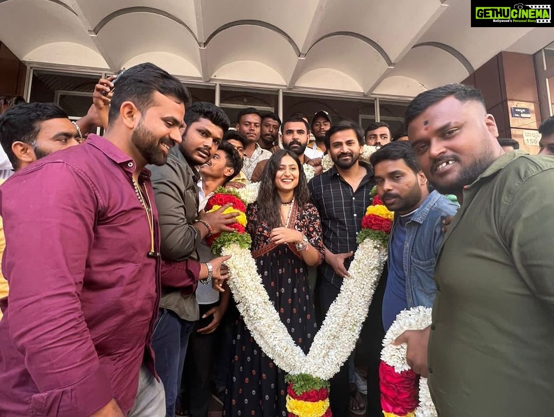 Amrutha Iyengar Instagram - In conversation with @dhananjaya_ka fans 🤗 what an amazing interview it was thanks @archanasharmahn @yadu.nandana @srinivasbabu_ for arranging this ♥️ Nartaki Theatre