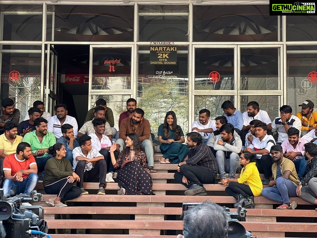Amrutha Iyengar Instagram - In conversation with @dhananjaya_ka fans 🤗 what an amazing interview it was thanks @archanasharmahn @yadu.nandana @srinivasbabu_ for arranging this ♥️ Nartaki Theatre