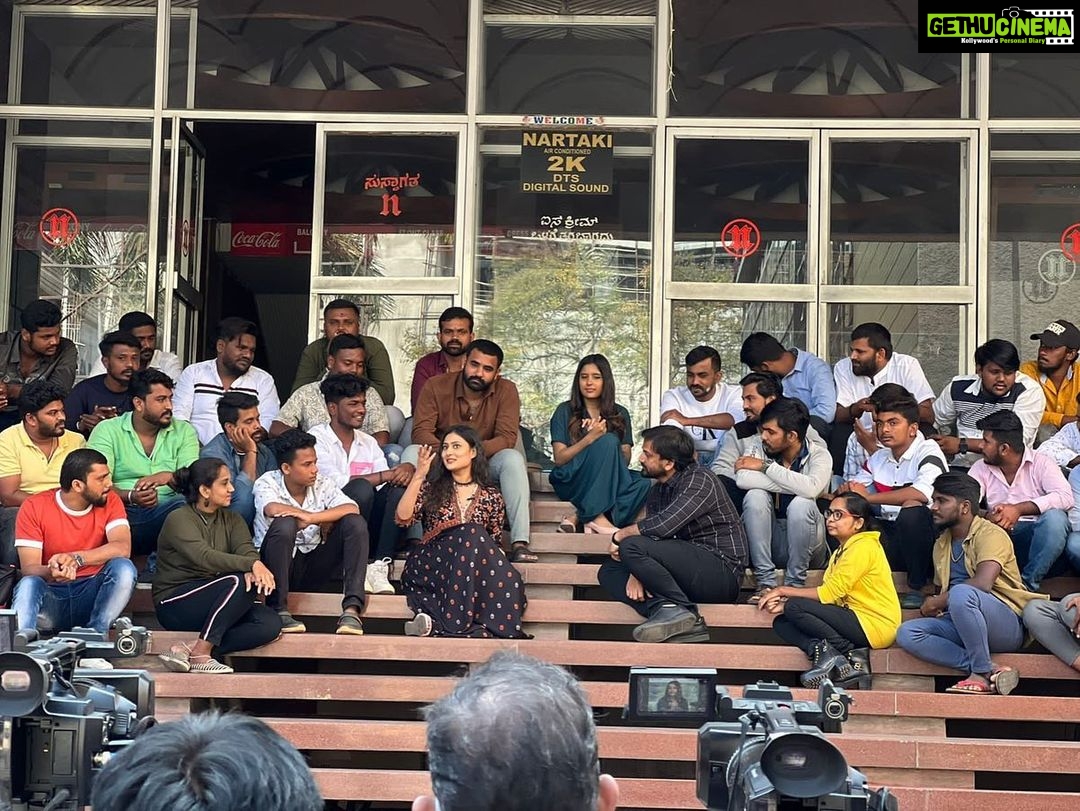 Amrutha Iyengar Instagram - In conversation with @dhananjaya_ka fans 🤗 what an amazing interview it was thanks @archanasharmahn @yadu.nandana @srinivasbabu_ for arranging this ♥️ Nartaki Theatre