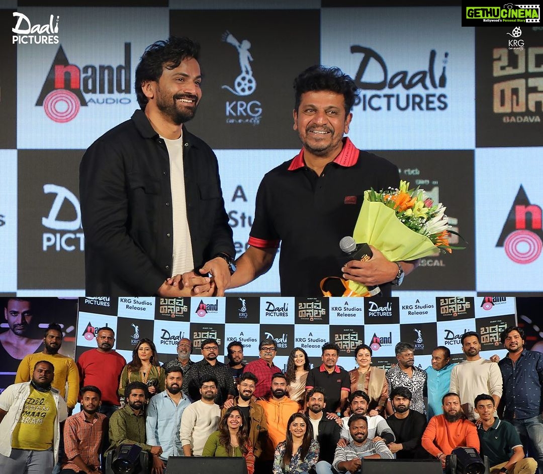 Amrutha Iyengar Instagram - Starshine at #BadavaRascal π£π₯π - π₯πππππ¦π ππ©ππ‘π§π« #BadavaRascalOnDec24th @Dhananjaya_ka @Dir_shankarguru @Vasuki_vaibhav_ @Preethaj @Dr.bhushana @Poornamysore @Muralishankark @Niranjan_2071 @Raju.rba @KRGstudios @Karthik_krg @Yogigraj @Daalipictures @KRG_connects @Aanandaaudio The Lalit Ashok Bangalore
