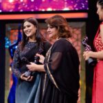 Amrutha Iyengar Instagram - Won best actress (critics) for #badavarascal ♥️ thank you so much @filmfare Special thanks to @dhananjaya_ka @dir_shankarguru for believing in me and giving me sucha blockbuster film ♥️ Thank you sooo much to everyone it’s all because of you :) Styled by @memsahib_byshachinaheggar @itmeshachinaheggar ♥️ MUA @themakeupcompanymysore @priyanka_prabhudev ♥️ PC @shivs_snap ♥️