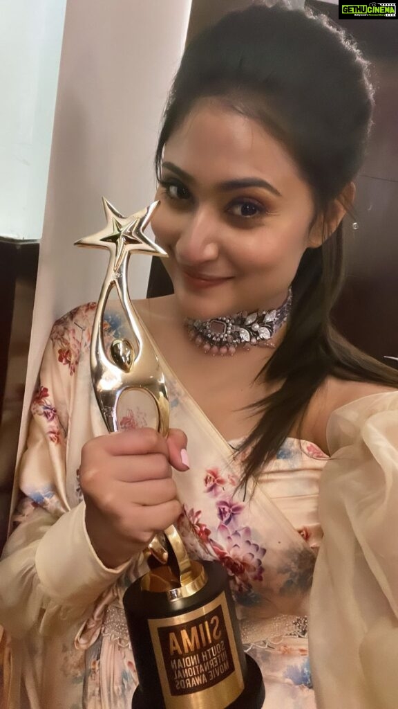 Amrutha Iyengar Instagram - Best actress in leading role critics for #badavarascal thank you so much guys ❤️ it’s all because of you ♥️ Thank you so much @dhananjaya_ka @dir_shankarguru for believing in me :)