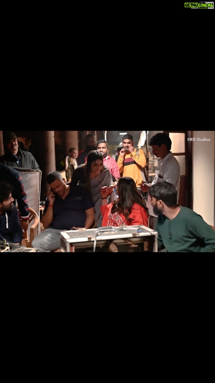 Amrutha Iyengar Instagram - Sandalwood Queen @divyaspandana visits #Hoysala set😍 I love you so so so much ♥️ @divyaspandana thanks for coming ♥️ @dhananjaya_ka @karthik_krg @yogigraj @vijay_cinephilia @amrutha_iyengar @b_ajaneesh @yes_karthik @krgstudios @hoysalathefilm