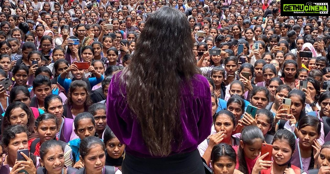 Amrutha Iyengar Instagram - This picture has my heart ♥️♥️ Thank you Hubli Davanagere and Shimoga ❤️🔥 #windowseat releasing this July 1st @isheetalshetty @nirupbhandari @sanjanaa_anand @jack_manjunath_ @shalinisanal_shaliniartss Pc @shiv_taj thanks yaaa🥺 ನಮ್ಮ ಬೆಣ್ಣೆನಗರಿ- ದಾವಣಗೆರೆ