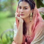 Amyra Dastur Instagram – Quiet places and soft moments 🌸
.
.
.
📸 @dieppj 
MUA @mugshotbyzeba 
Hair by @lakshsingh__ 
Styled by @thenanditakohli 
Assisted by @bavleensethi
Outfit @loka_byveerali 
Jeweller @mortantra Khandala