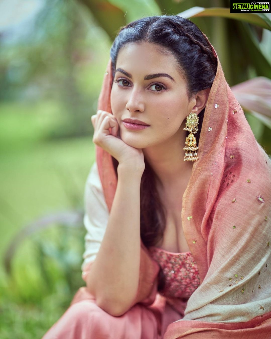 Amyra Dastur Instagram - Quiet places and soft moments ๐ธ . . . ๐ธ @dieppj MUA @mugshotbyzeba Hair by @lakshsingh__ Styled by @thenanditakohli Assisted by @bavleensethi Outfit @loka_byveerali Jeweller @mortantra Khandala