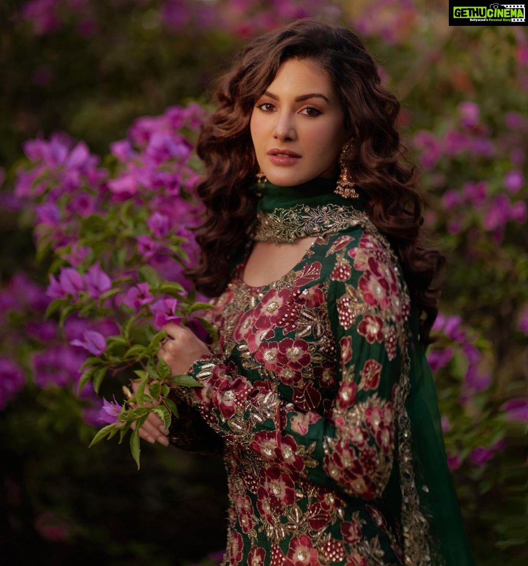 Amyra Dastur Instagram - A case of heliophilia ☀️ . . . 📸 @dieppj Wearing @printsbyradhika Jewellery @mortantra Styled by @thenanditakohli Assisted by @bavleensethi MUA @mugshotbyzeba Hair @lakshsingh__