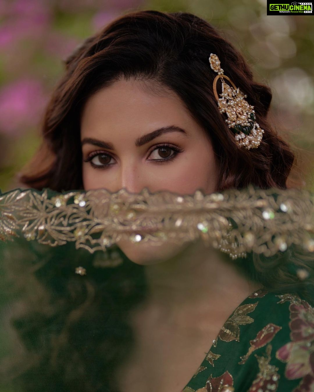 Amyra Dastur Instagram - The eyes chico, they never lie 💫 . . . 📸 @dieppj Wearing @printsbyradhika Jewellery @mortantra Styled by @thenanditakohli Assisted by @bavleensethi Hair by @lakshsingh__ MUA @mugshotbyzeba