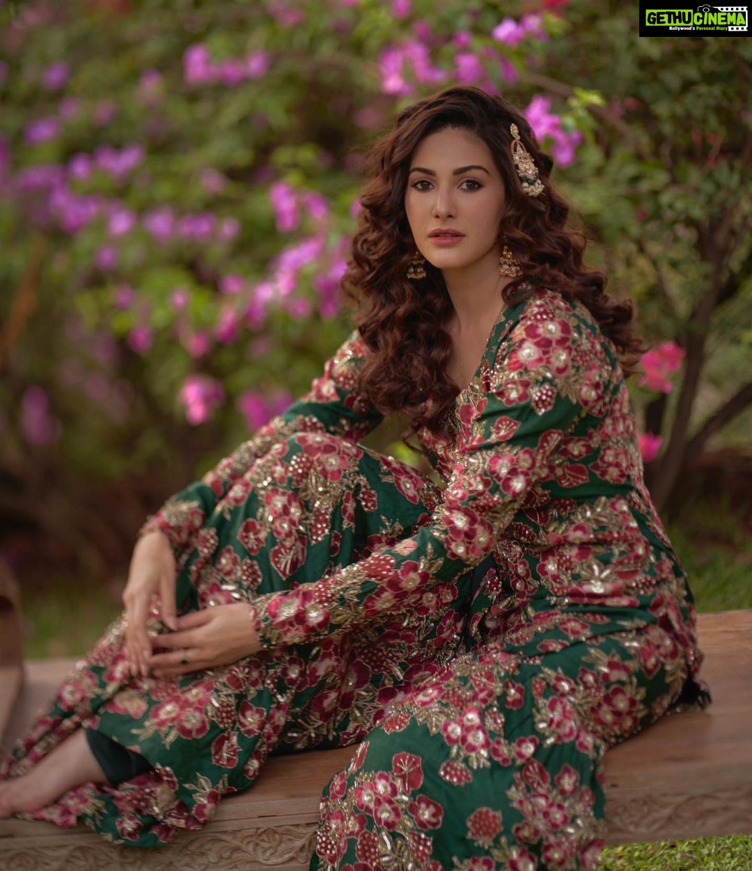 Amyra Dastur Instagram - दिलकशी 🌙 . . . 📸 @dieppj Styled by @thenanditakohli Assisted by @bavleensethi Outfit @printsbyradhika Jewellery @mortantra Hair @lakshsingh__ MUA @mugshotbyzeba Managed by @anusshiarorah