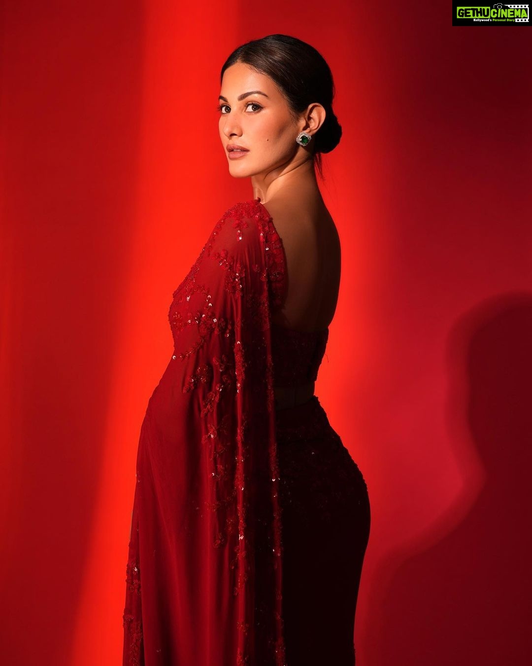 Amyra Dastur Instagram - Nothing defines grace like a Saree ♥️ In @premyabymanishii for the #lokmatmoststylish awards 2023 💫 . . . Shot by @anups_ Styled by @richamehta1990 MUA @miimoglam Hair @lakshsingh__ Earrings @preciouscollectionjewellounge Ring @karishma.joolry