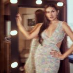 Amyra Dastur Instagram – Outfit – Perfect
Attitude – Worth It
.
In @amaare.in with jewellery from @ut_jewellery_by_harveen & @goldenwindow for the #bambaimerijaan trailer launch.
Styled by @richamehta1990
Hair @mugshotbyzeba
MUA @niyati_kothari
Shot by @dieppj Taj Lands End, Mumbai