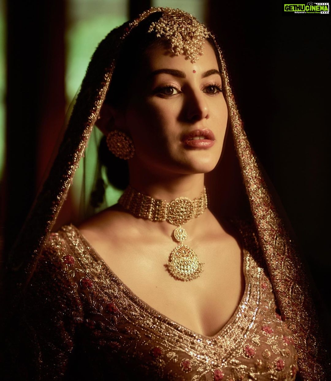 Amyra Dastur Instagram - A girl from a different era π« . . . πΈ @dieppj Hair @lakshsingh__ MUA @mugshotbyzeba Styled by @thenanditakohli Assisted by @_bavleensethi Wearing @bindaniofficial Jewellery @mortantra . . . #playingdressup #vintagestyle #indianprincess