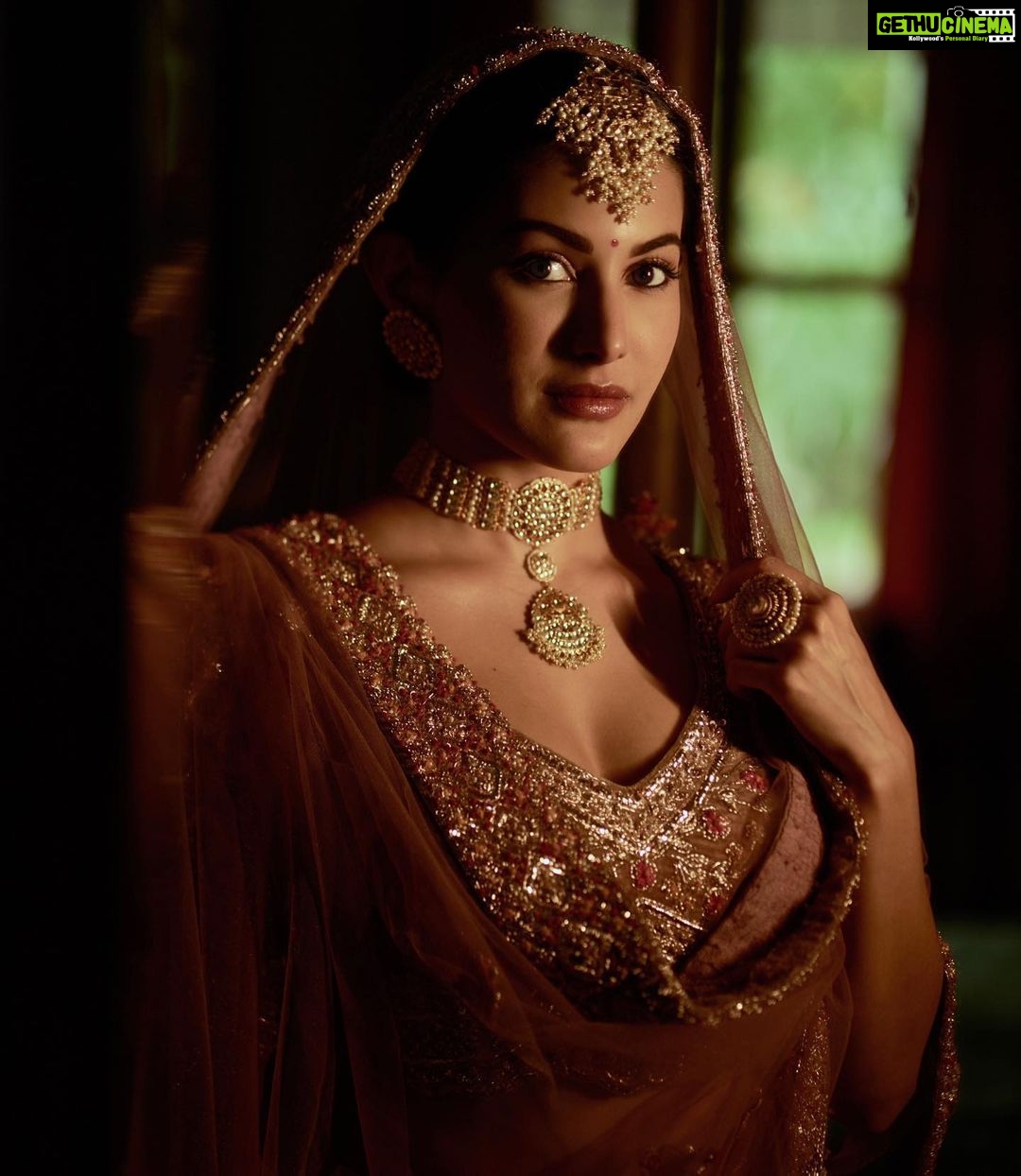 Amyra Dastur Instagram - A girl from a different era π« . . . πΈ @dieppj Hair @lakshsingh__ MUA @mugshotbyzeba Styled by @thenanditakohli Assisted by @_bavleensethi Wearing @bindaniofficial Jewellery @mortantra . . . #playingdressup #vintagestyle #indianprincess