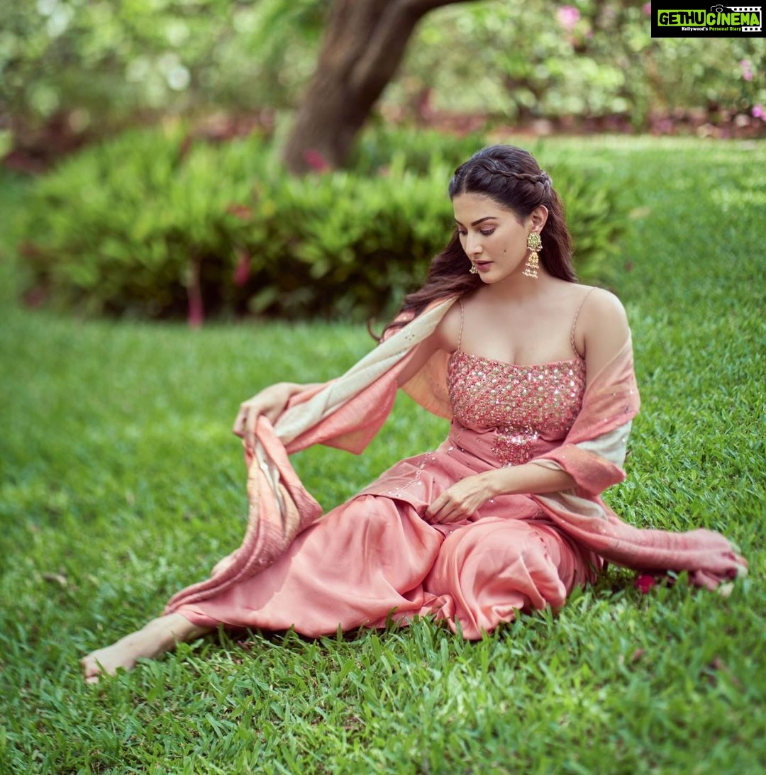 Amyra Dastur Instagram - We’re all different flowers from the same garden 🌸 . . . 📸 @dieppj Styled by @thenanditakohli Assisted by @_bavleensethi Wearing @loka_byveerali Jewellery @mortantra Hair @lakshsingh__ MUA @mugshotbyzeba