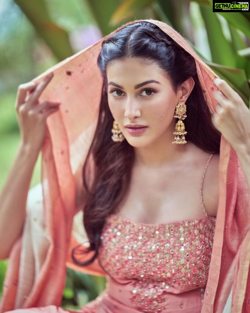 Amyra Dastur Instagram - Quiet places and soft moments 🌸 . . . 📸 @dieppj MUA @mugshotbyzeba Hair by @lakshsingh__ Styled by @thenanditakohli Assisted by @bavleensethi Outfit @loka_byveerali Jeweller @mortantra Khandala