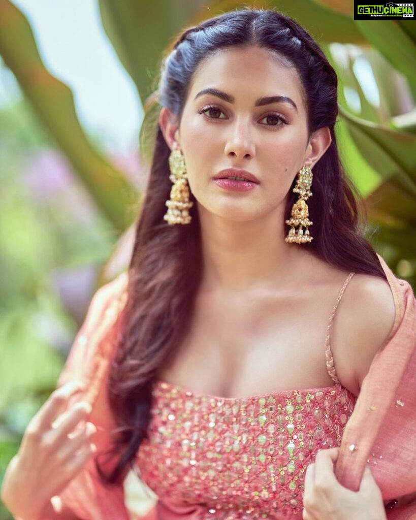 Amyra Dastur Instagram - Quiet places and soft moments 🌸 . . . 📸 @dieppj MUA @mugshotbyzeba Hair by @lakshsingh__ Styled by @thenanditakohli Assisted by @bavleensethi Outfit @loka_byveerali Jeweller @mortantra Khandala