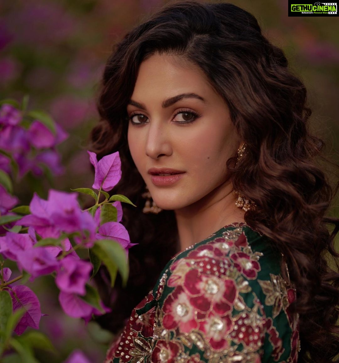 Amyra Dastur Instagram - A case of heliophilia ☀️ . . . 📸 @dieppj Wearing @printsbyradhika Jewellery @mortantra Styled by @thenanditakohli Assisted by @bavleensethi MUA @mugshotbyzeba Hair @lakshsingh__