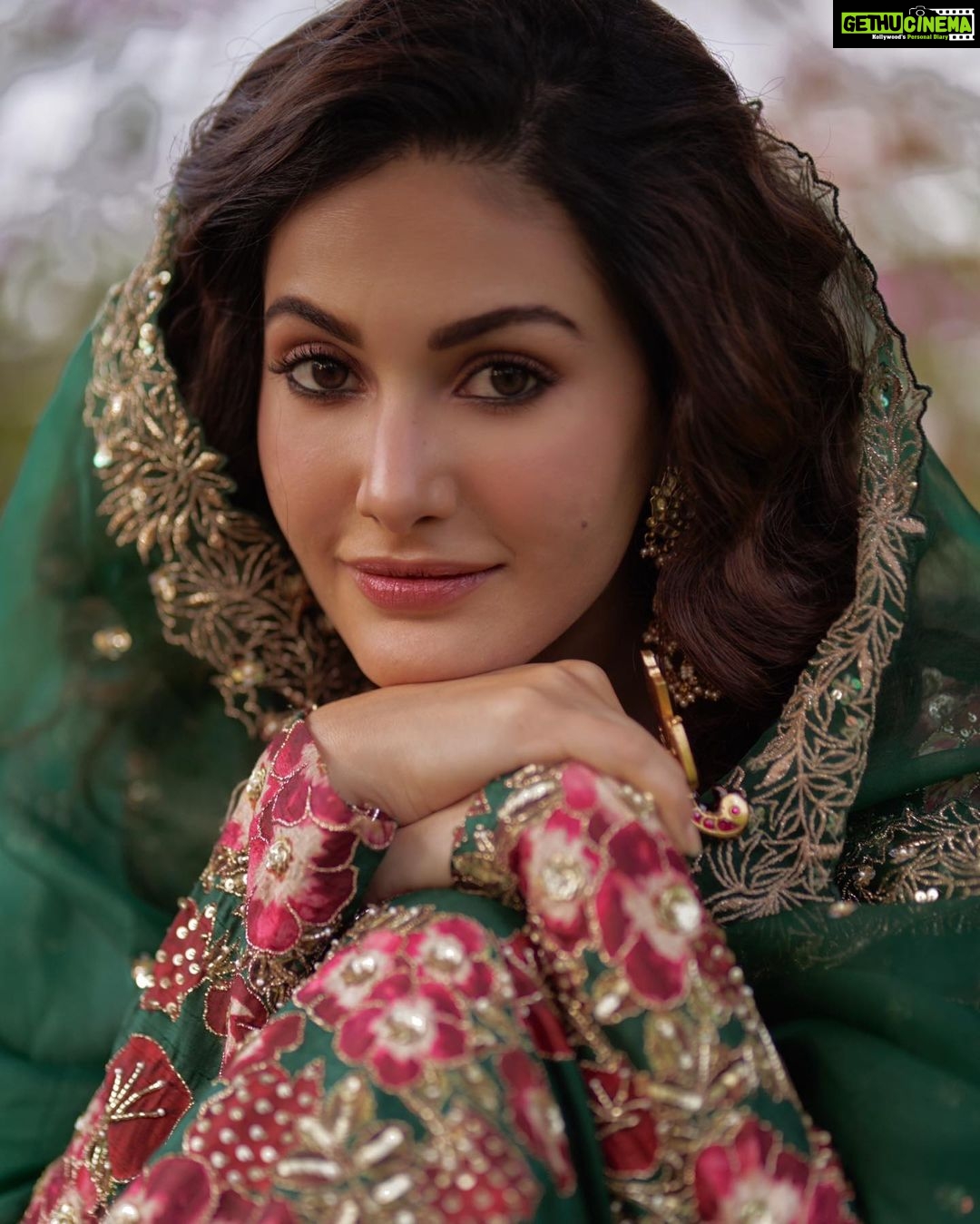 Amyra Dastur Instagram - 🦚 . . . 📸 @dieppj Styled by @thenanditakohli Assisted by @bavleensethi Wearing @printsbyradhika Jewellery @mortantra Hair @lakshsingh__ MUA @mugshotbyzeba