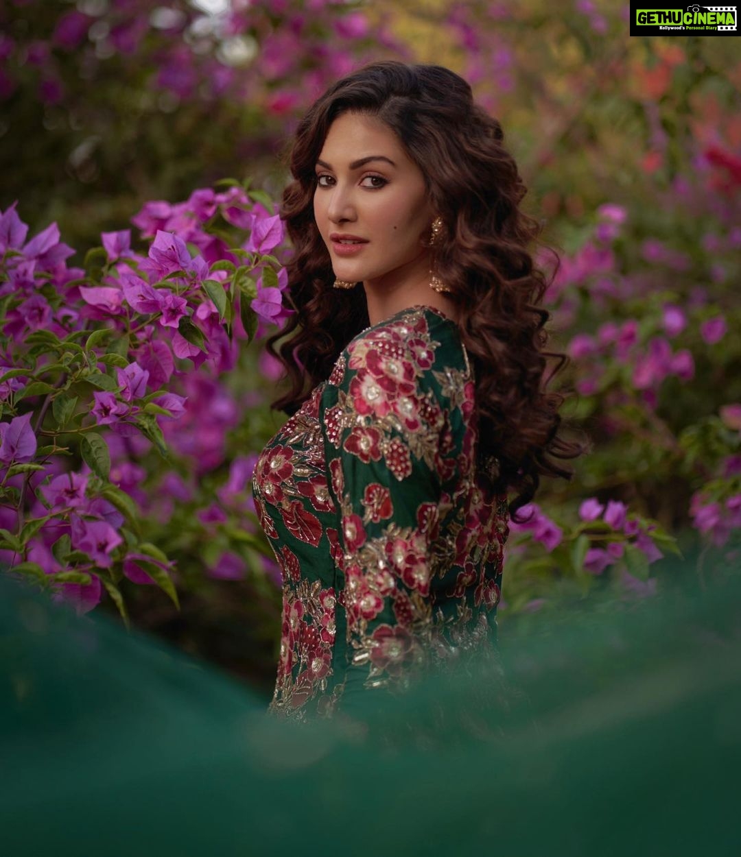 Amyra Dastur Instagram - दिलकशी 🌙 . . . 📸 @dieppj Styled by @thenanditakohli Assisted by @bavleensethi Outfit @printsbyradhika Jewellery @mortantra Hair @lakshsingh__ MUA @mugshotbyzeba Managed by @anusshiarorah