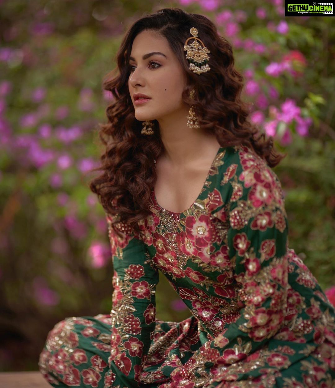 Amyra Dastur Instagram - दिलकशी 🌙 . . . 📸 @dieppj Styled by @thenanditakohli Assisted by @bavleensethi Outfit @printsbyradhika Jewellery @mortantra Hair @lakshsingh__ MUA @mugshotbyzeba Managed by @anusshiarorah