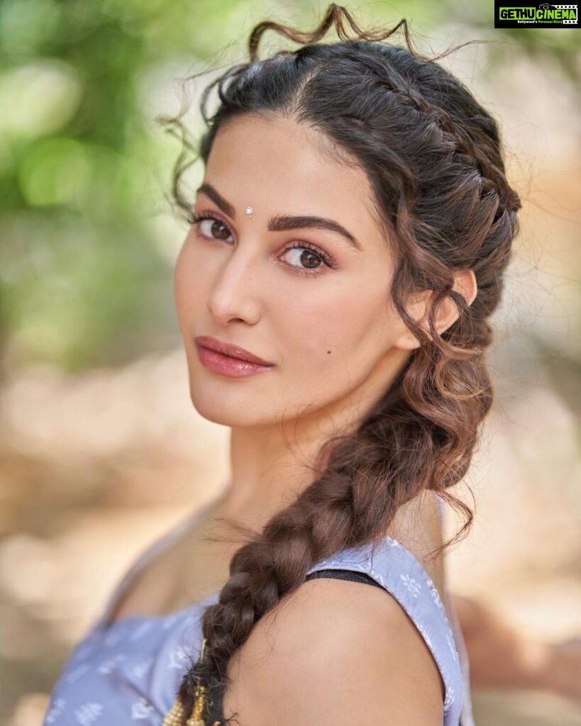 Amyra Dastur Instagram - “The beauty of you is how you wear who you are.” - #timothyegart . . . 📸 @dieppj Wearing @lashkaraa Styled by @thenanditakohli Assisted by @bavleensethi Hair by @lakshsingh__ MUA @mugshotbyzeba Managed by @anusshiarorah