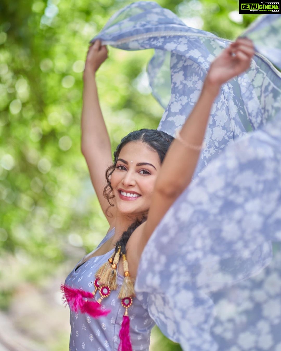 Amyra Dastur Instagram - “The beauty of you is how you wear who you are.” - #timothyegart . . . 📸 @dieppj Wearing @lashkaraa Styled by @thenanditakohli Assisted by @bavleensethi Hair by @lakshsingh__ MUA @mugshotbyzeba Managed by @anusshiarorah