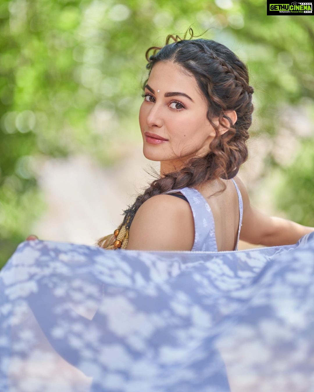 Amyra Dastur Instagram - “The beauty of you is how you wear who you are.” - #timothyegart . . . 📸 @dieppj Wearing @lashkaraa Styled by @thenanditakohli Assisted by @bavleensethi Hair by @lakshsingh__ MUA @mugshotbyzeba Managed by @anusshiarorah