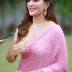 Amyra Dastur Instagram – From bike rides to interviews! The #chidiyandachamba press con was action packed! See you in theatres on the 13th of October 2023 💫
.
@kharourfilms.in @prem.singh.sidhu @dimplekharour @abhaydeepsinghmutti
@keertan15
@shivjot.official @sharankaur_official @nehapawar02 @mz.maan
.
.
.
White & Blue Sharara from @maayera_jaipur
Pink Saree @monikanidhii
Styled by @thenanditakohli
Assisted by @_bavleensethi Chandigarh, India