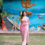 Amyra Dastur Instagram – A saree affair for the #ChidiyanDaChamba Press Con in Chandigarh 🕊️
.
.
.
Wearing @monikanidhii 
Jewellery @jewellerybydivyachugh Styled by @thenanditakohli
Assisted by @_bavleensethi Chandigarh, India