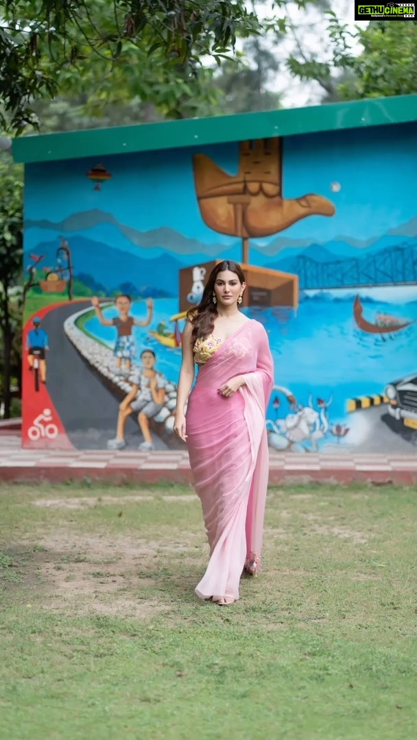 Amyra Dastur Instagram - A saree affair for the #ChidiyanDaChamba Press Con in Chandigarh ποΈ . . . Wearing @monikanidhii Jewellery @jewellerybydivyachugh Styled by @thenanditakohli Assisted by @_bavleensethi Chandigarh, India