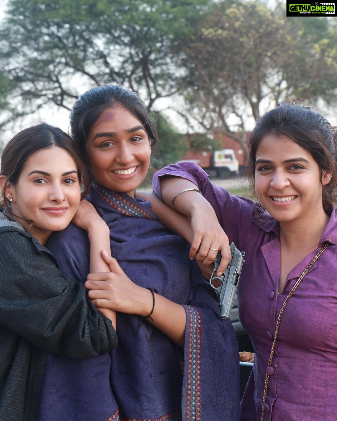 Amyra Dastur Instagram - Some films are just special. Some films just stay in your heart. Some films teach you to grow as an actor. Some films challenge you as a person. And some films just make you smile ♥️ Cheers to our special film - #chidiyandachamba 🕊️ . @dimplekharour @kharourfilms.in @abhaydeepsinghmutti @keertan15 @prem.singh.sidhu @shivjot.official @sharankaur_official @nehapawar02 @mz.maan