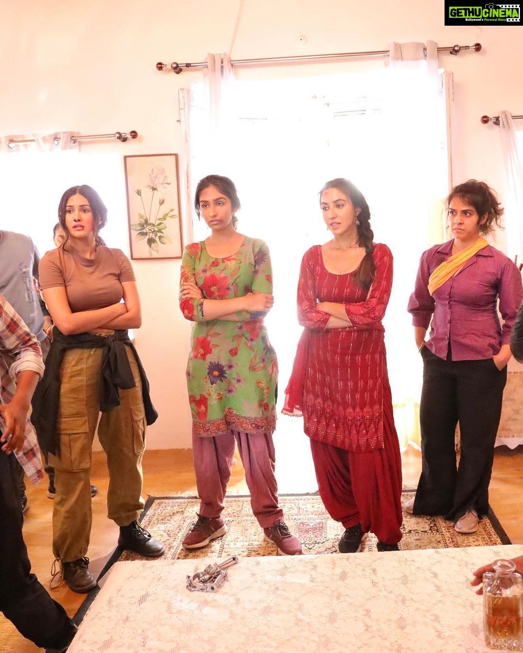 Amyra Dastur Instagram - Some films are just special. Some films just stay in your heart. Some films teach you to grow as an actor. Some films challenge you as a person. And some films just make you smile ♥️ Cheers to our special film - #chidiyandachamba 🕊️ . @dimplekharour @kharourfilms.in @abhaydeepsinghmutti @keertan15 @prem.singh.sidhu @shivjot.official @sharankaur_official @nehapawar02 @mz.maan