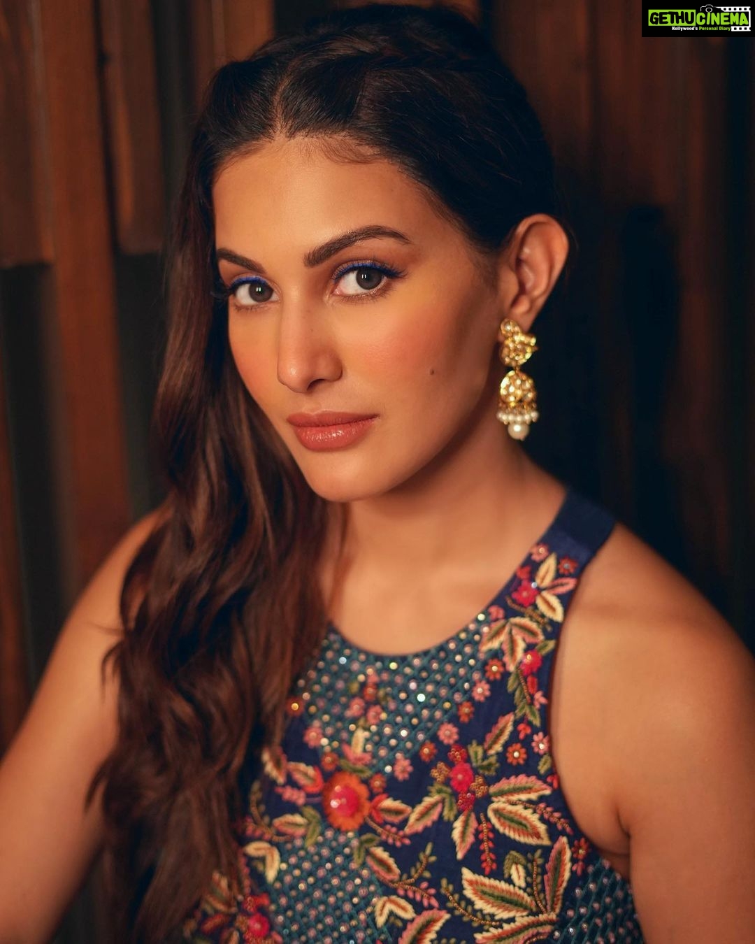 Amyra Dastur Instagram - π Anyhow Mitti Pao π Press Meet, Channel interviews aur fan interactions!! Hum aa rahe hain cinema halls vich 6th October 2023 π« . . . Wearing @kalista.official Jewellery @jewellerybydivyachugh Styled by @thenanditakohli Assisted by @bavleensethi MUA @makeupbysoniakrishna Hair stylist @ashish_hairstylish πΈ @justsandy719 . . . #punjabimovie #punjabi #punjab #punjabisongs #punjabisuits #newmovie #punjabiswag #anyhowmittipao Chandigarh, India