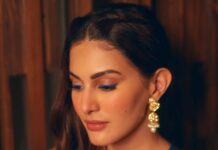 Amyra Dastur Instagram - 🌈 Anyhow Mitti Pao 🎭 Press Meet, Channel interviews aur fan interactions!! Hum aa rahe hain cinema halls vich 6th October 2023 💫 . . . Wearing @kalista.official Jewellery @jewellerybydivyachugh Styled by @thenanditakohli Assisted by @bavleensethi MUA @makeupbysoniakrishna Hair stylist @ashish_hairstylish 📸 @justsandy719 . . . #punjabimovie #punjabi #punjab #punjabisongs #punjabisuits #newmovie #punjabiswag #anyhowmittipao Chandigarh, India