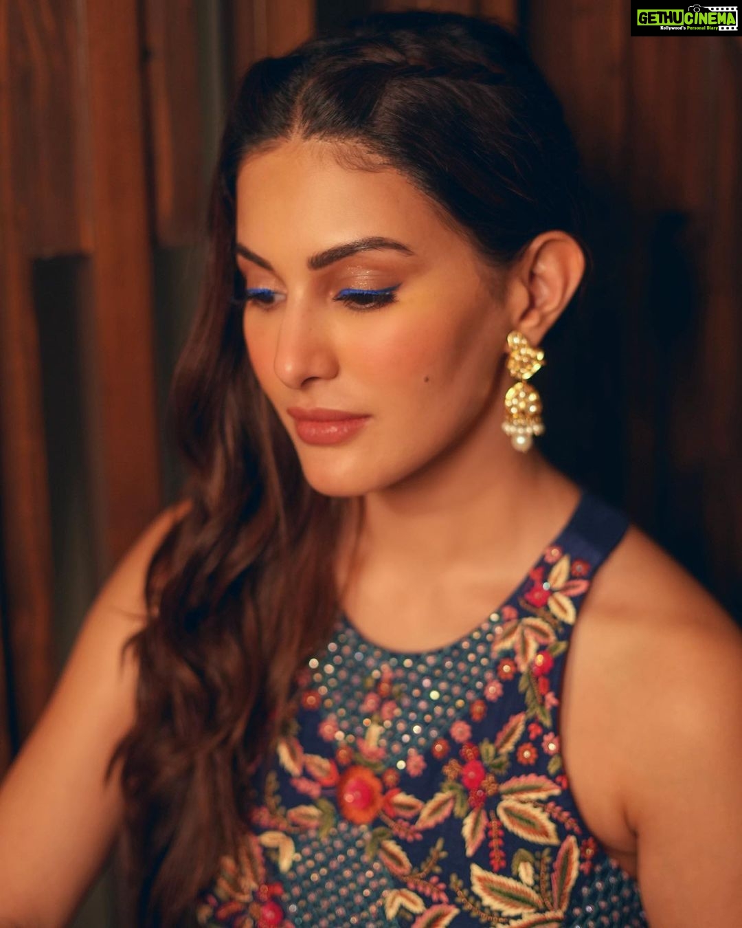 Amyra Dastur Instagram - π Anyhow Mitti Pao π Press Meet, Channel interviews aur fan interactions!! Hum aa rahe hain cinema halls vich 6th October 2023 π« . . . Wearing @kalista.official Jewellery @jewellerybydivyachugh Styled by @thenanditakohli Assisted by @bavleensethi MUA @makeupbysoniakrishna Hair stylist @ashish_hairstylish πΈ @justsandy719 . . . #punjabimovie #punjabi #punjab #punjabisongs #punjabisuits #newmovie #punjabiswag #anyhowmittipao Chandigarh, India