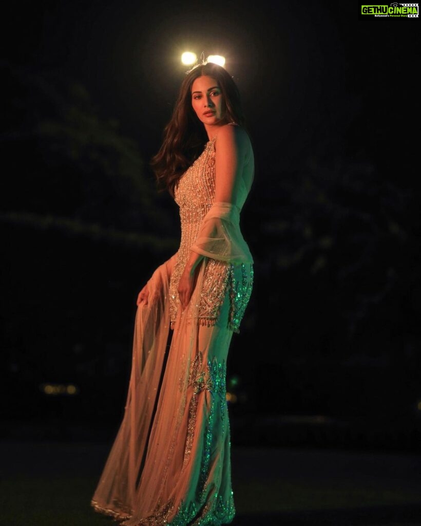 Amyra Dastur Instagram - Night lights ✨ . . . Wearing @mani.bhatiaofficial for the #chidiyandachamba promotions 🕊️ . Styled by @thenanditakohli Assisted by @_bavleensethi MUA @makeupbysoniakrishna Chandigarh, India