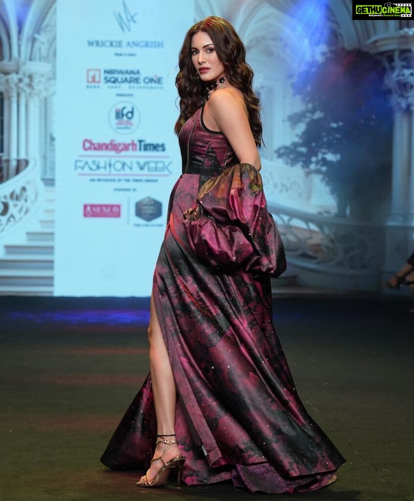 Amyra Dastur Instagram - S H O W S T O P P E R ✨ . Chandigarh @timesfashionweek ends with a bang 💫 Thank you @wrickieangrish for a fabulous and fashionable evening ♥️ . Designer @wrickieangrish Brand @the_angrish Show @timesfashionweek Chandigarh Styled by @gula.bae Jewellery: @houseoftuhina Show Management consulting @runwayfashionmanagement Chandigarh, India