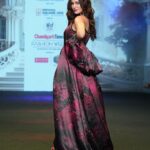 Amyra Dastur Instagram – S H O W S T O P P E R ✨
.
Chandigarh @timesfashionweek ends with a bang 💫 Thank you @wrickieangrish for a fabulous and fashionable evening ♥️
.
Designer @wrickieangrish 
Brand @the_angrish 
Show @timesfashionweek Chandigarh
Styled by @gula.bae 
Jewellery: @houseoftuhina 
Show Management consulting @runwayfashionmanagement Chandigarh, India