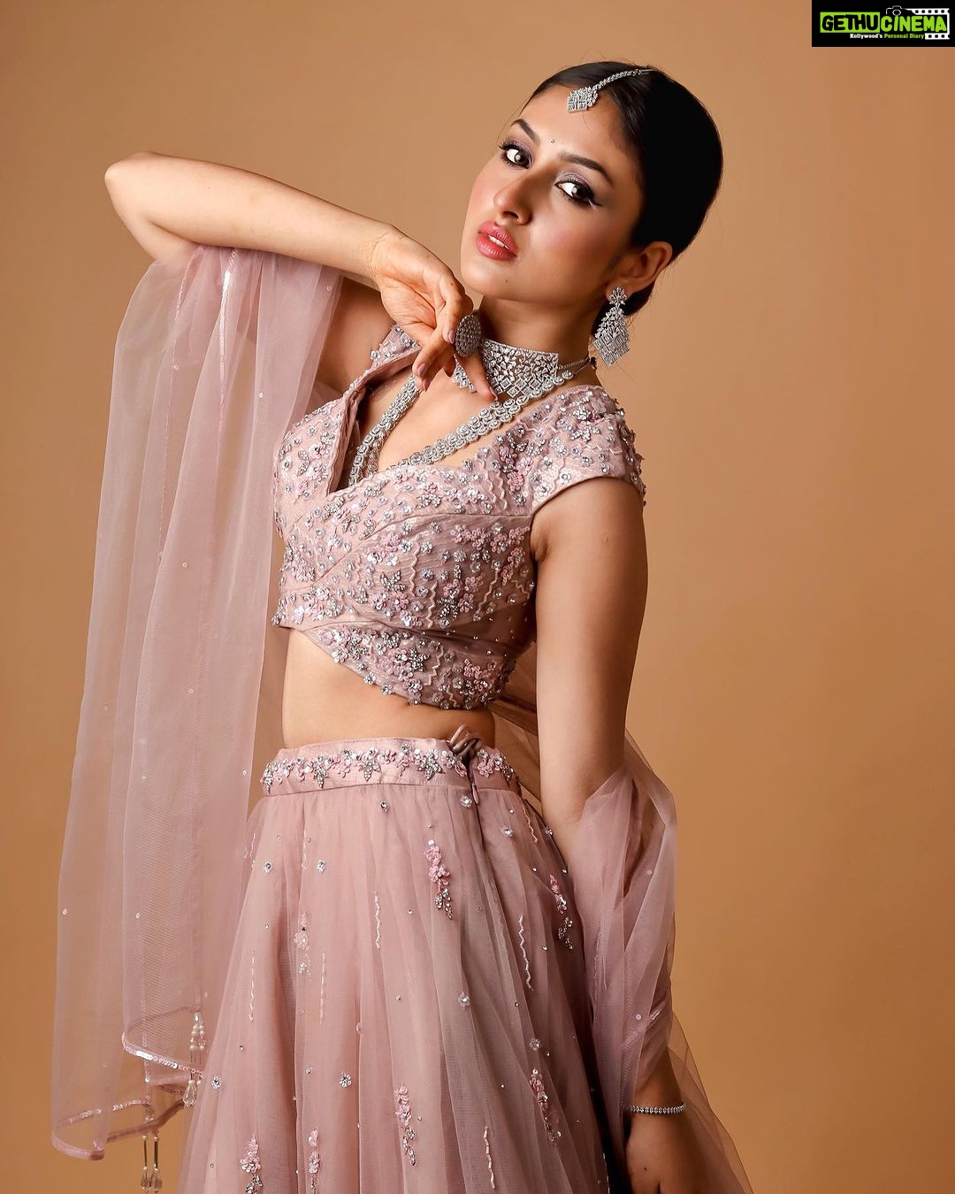Anchal Sahu Instagram - देसी wala touch🪷✨ . . . . Captured by @the.rajeshrathod.clicks Makeup by @sunnyroyy_official Stylist @shrutiyamganti0218 Asst by @jiya_fashion_designer Outfit @seasonsmumbai Bracelet @itahdnura Other Jewellery @miranabymegha Jewelry PR @affiliates_pr