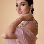 Anchal Sahu Instagram - Jhumka!!💖 . . . . . #WhatJhumka #RockyAurRaniKiiPremKahaani Video credits: @the_pixeleyes Stylist : @shrutiyamganti0218 Asst by : @jiya_fashion_designer Makeup&hair : @sunnyroyy_official Outfit : @seasonsmumbai Bracelet : @itahdnura Other Jewellery : @miranabymegha Jewelry PR: @affiliates_pr