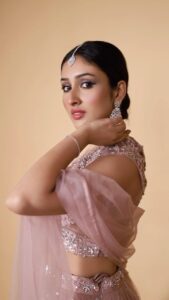 Anchal Sahu Instagram - Jhumka!!💖
.
.
.
.
.
#WhatJhumka #RockyAurRaniKiiPremKahaani
Video credits: @the_pixeleyes
Stylist : @shrutiyamganti0218 
Asst by : @jiya_fashion_designer
Makeup&hair : @sunnyroyy_official
Outfit : @seasonsmumbai 
Bracelet :  @itahdnura
Other Jewellery : @miranabymegha
Jewelry PR: @affiliates_pr