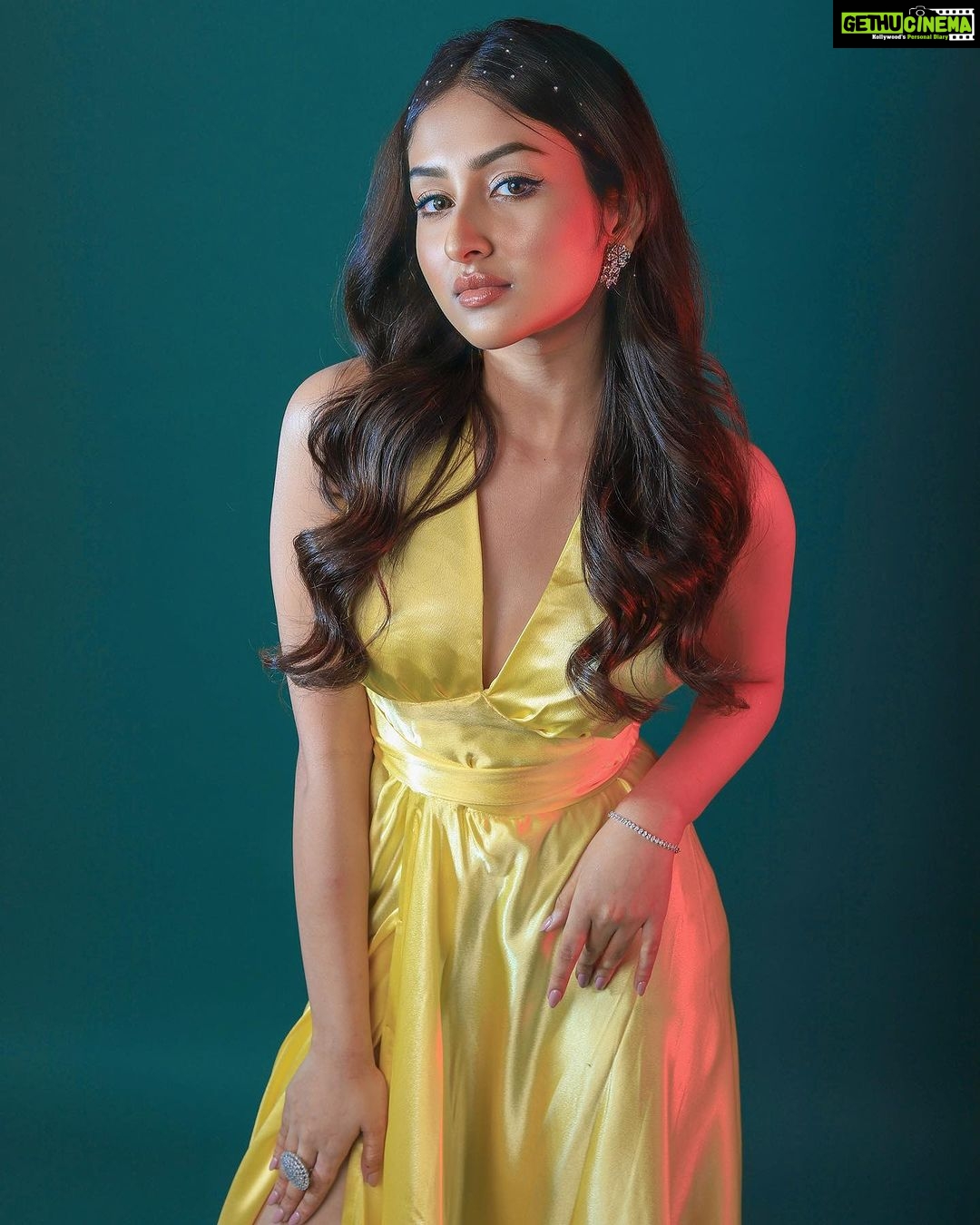 Anchal Sahu Instagram - 💛🫧🍯🎗️ Stylist : @shrutiyamganti0218 Designer : @jiya_fashion_designer Photographer: @the_pixeleyes Makeup : @sunnyroyy_official Accessories: @itahdnura Ring : @miranabymegha Ring PR: @affiliates_pr