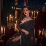 Angana Roy Instagram - रूहानियत #octobersecond #blackaesthetic #blacksaree #photoshoot #postoftheday #sareelook #lookbook #aesthetic #anganaroy #setdesign #royal #ruhaniyat #sareefashion #fashionshoot #conceptphotoshoot #lovefromA
