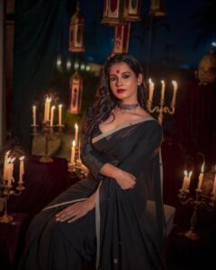 Angana Roy Instagram - रूहानियत #octobersecond #blackaesthetic #blacksaree #photoshoot #postoftheday #sareelook #lookbook #aesthetic #anganaroy #setdesign #royal #ruhaniyat #sareefashion #fashionshoot #conceptphotoshoot #lovefromA