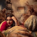 Angana Roy Instagram - Aaiye meherbaan Baithiye jaane jaan #photoseries #photoshoot #laalpaarshadasaree #indianwear #ethnic #sundaypost #bengaliattire #setdesign #artsy #octoberfirst #postoftheday #lovefromA
