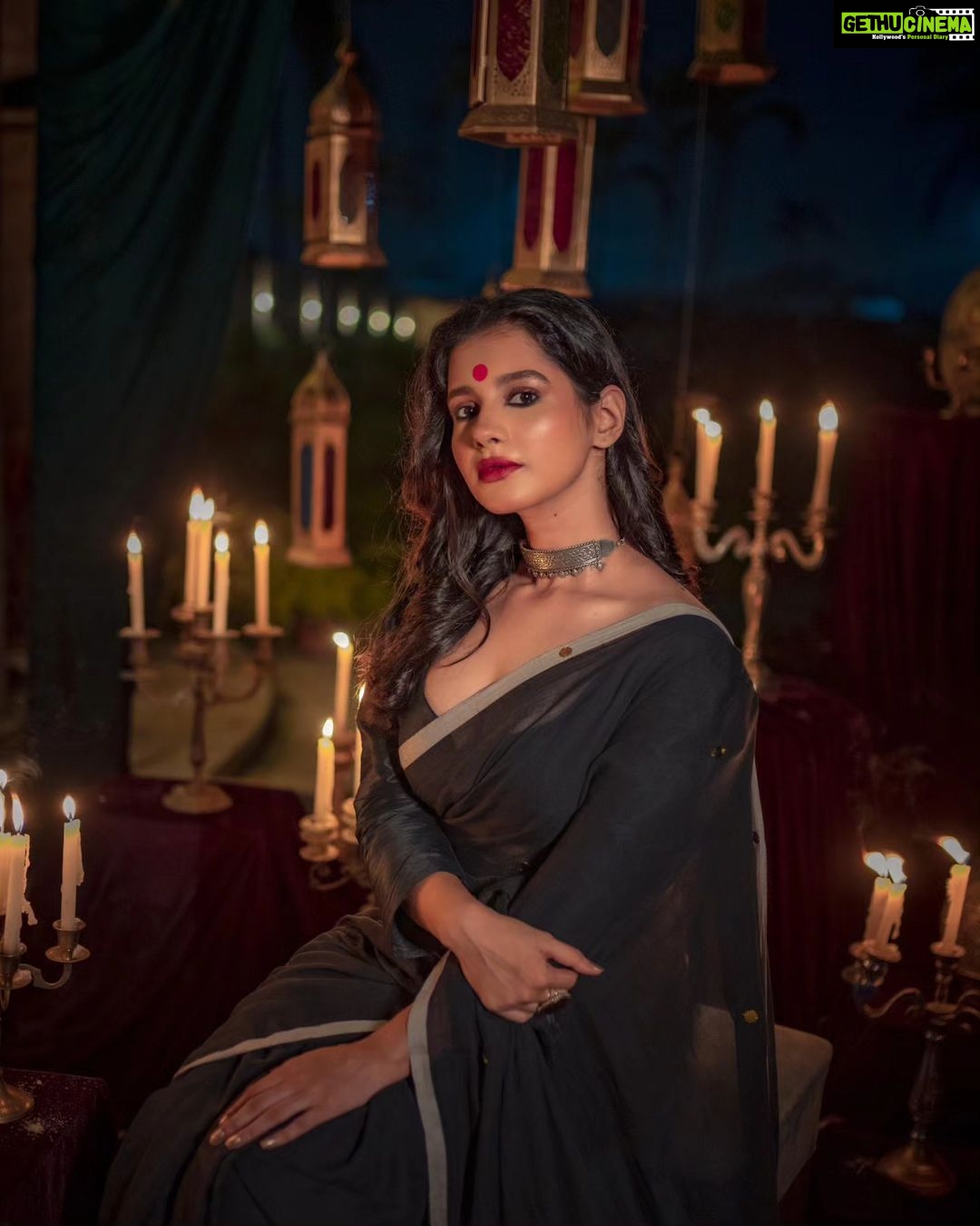 Angana Roy Instagram - रूहानियत #octobersecond #blackaesthetic #blacksaree #photoshoot #postoftheday #sareelook #lookbook #aesthetic #anganaroy #setdesign #royal #ruhaniyat #sareefashion #fashionshoot #conceptphotoshoot #lovefromA
