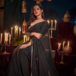 Angana Roy Instagram - रूहानियत #octobersecond #blackaesthetic #blacksaree #photoshoot #postoftheday #sareelook #lookbook #aesthetic #anganaroy #setdesign #royal #ruhaniyat #sareefashion #fashionshoot #conceptphotoshoot #lovefromA